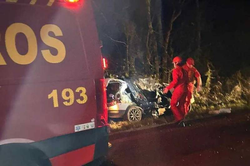 Duas pessoas morrem em colisão entre carro e caminhão na RS-324