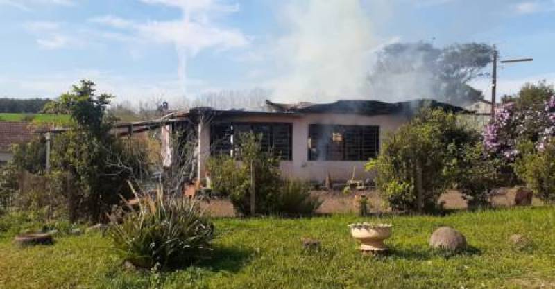 Incêndio destrói residência em Cerro Largo