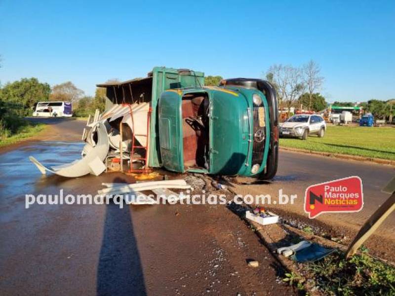 Caminhão tomba no trevo da BR-472 em Três de Maio