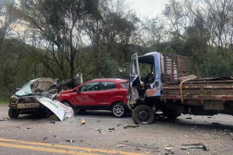 Acidente com três veículos causa uma morte e deixa um ferido no norte do RS