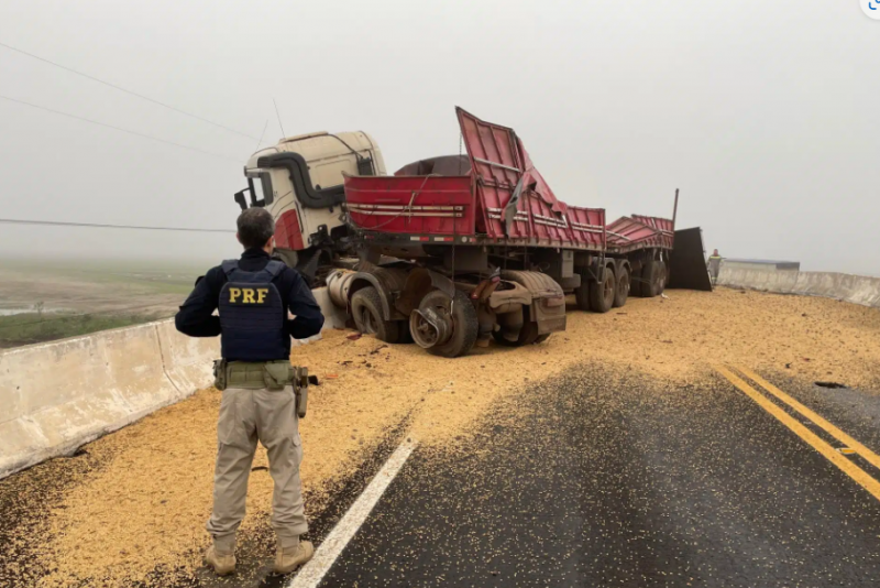 Motorista ijuiense fica ferido após acidente com carreta