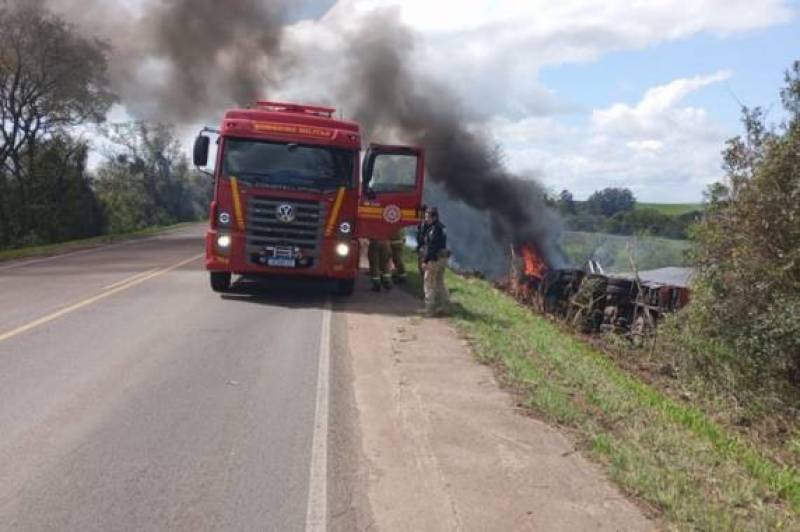 Motorista de carreta morre após veículo tombar e pegar fogo na BR-290, em Cachoeira do Sul