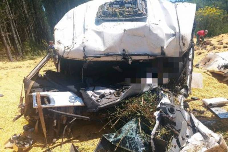 Caminhoneiro morre após veículo sair da pista e tombar no Oeste de Santa Catarina
