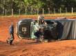 Veículo tomba em pista de rodeio após manobra de risco