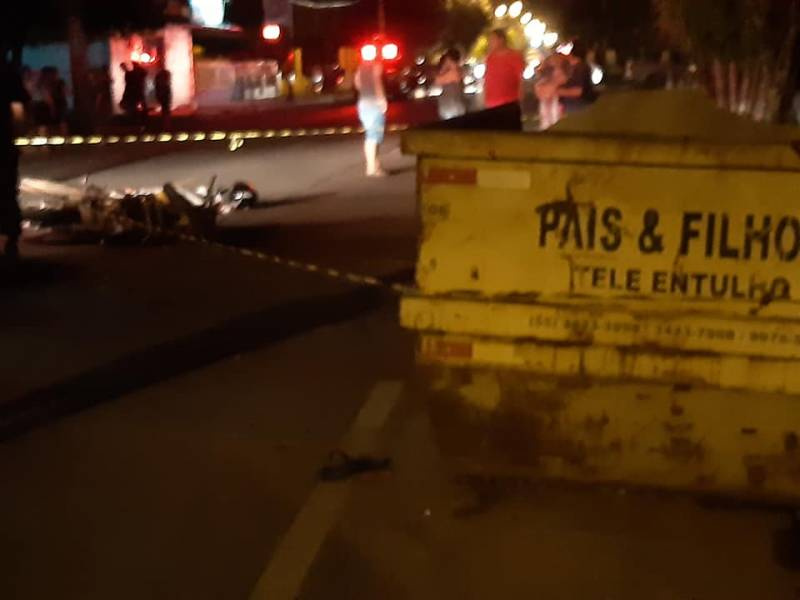 Cuteleiro morre ao colidir moto contra cata entulho