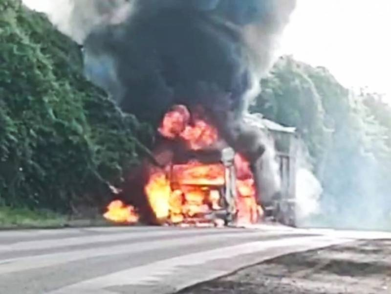 Carreta é consumida por incêndio na BR 285, sentido Entre-Ijuis/Vitória das Missões