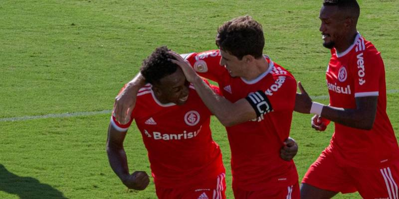 Inter vence Vasco no Rio e se mantém na liderança do Brasileirão
