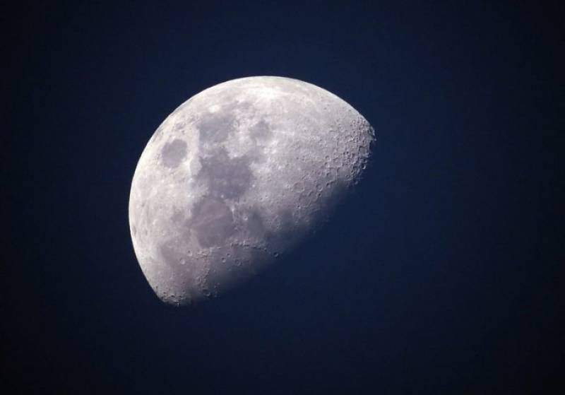 Tem água na superfície da Lua, descobrem pesquisadores da Nasa