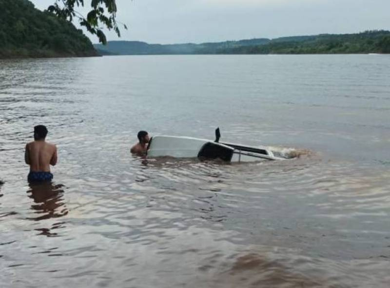 Veículo é retirado da água depois de aparecer boiando no leito do rio Uruguai