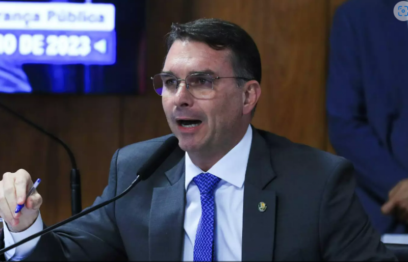 Pensar em matar não é crime, diz senador Flavio Bolsonaro sobre possível trama para assassinar Lula