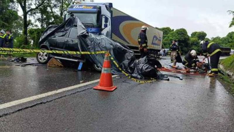 Grave acidente na BR-153 deixa uma mulher morta em Concórdia