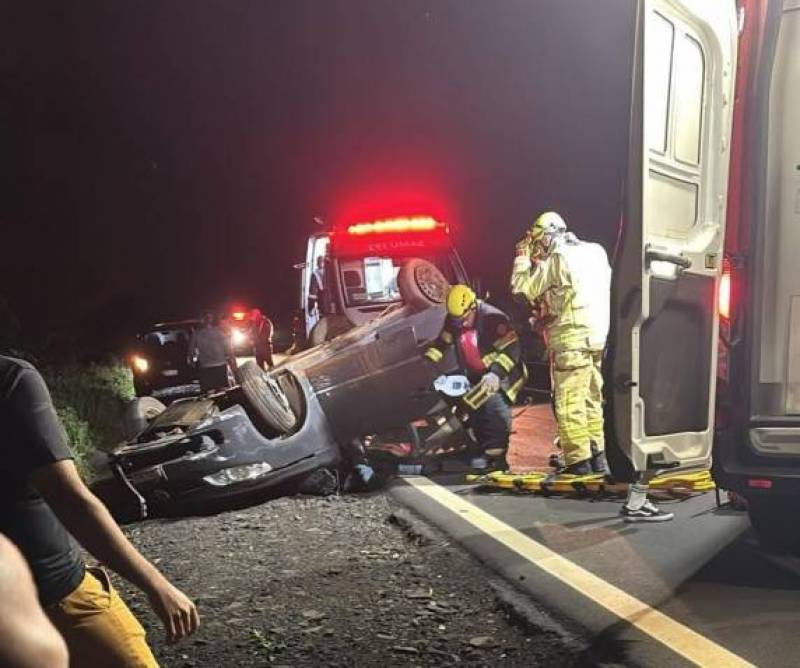 Capotamento de veículo deixa quatro pessoas feridas em São Martinho