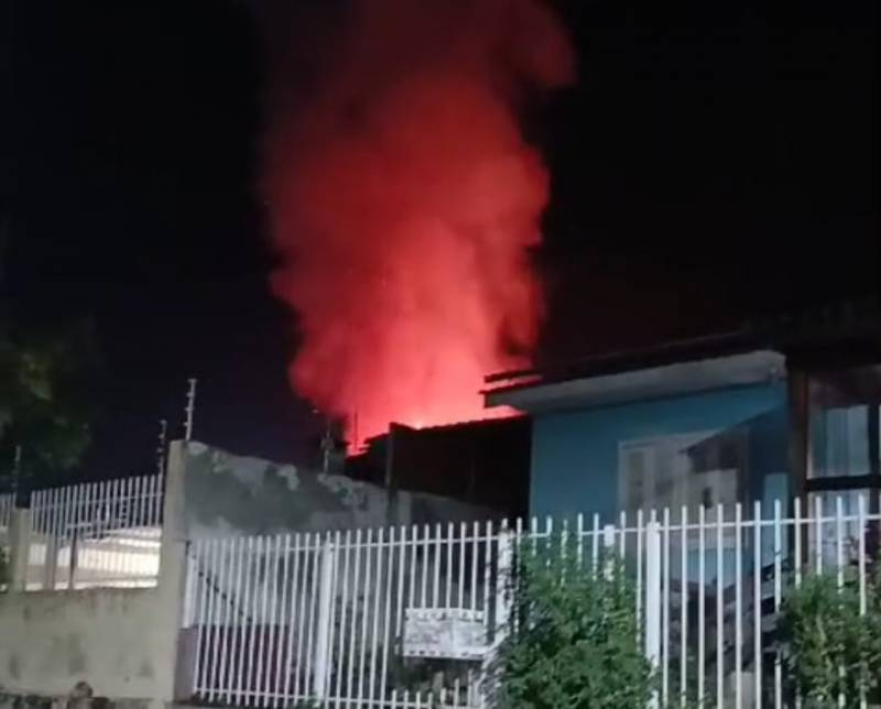 Incêndio em residência no Bairro Dytz: Bombeiros combatem chamas na noite desta Segunda-feira