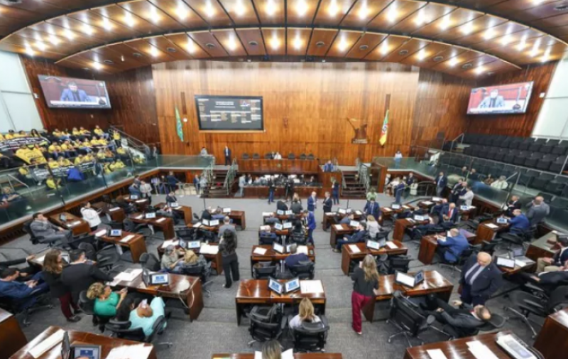 Deputados votarão reajustes salariais para servidores do Judiciário, MP, Assembleia, Defensoria e TCE do RS