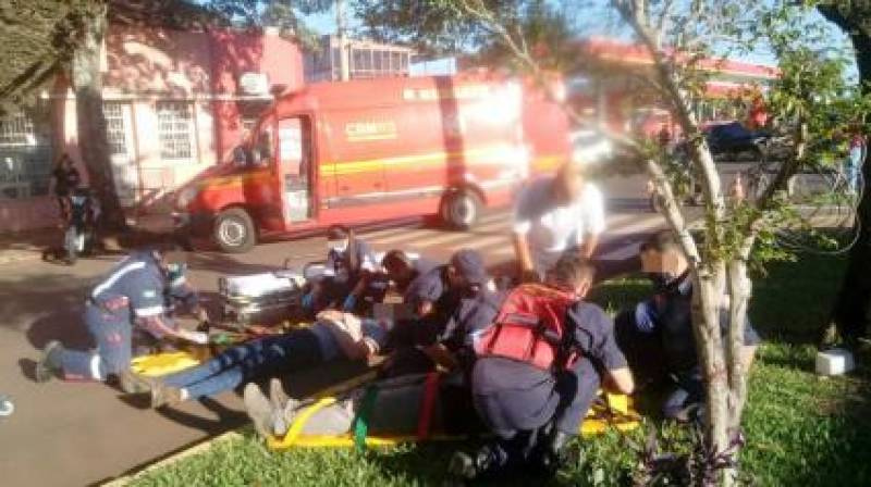 Acidente envolvendo duas motos deixa duas pessoas feridas na manhã desta quinta-feira 