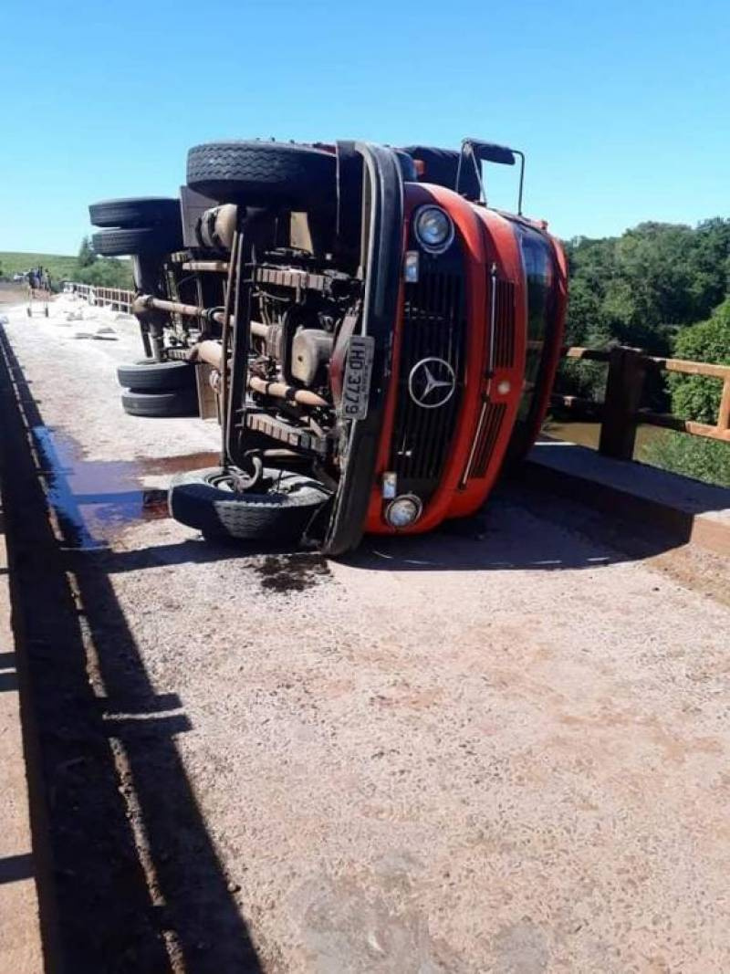 Caminhão carregado de farinha tomba em cima de ponte em Campina das Missões