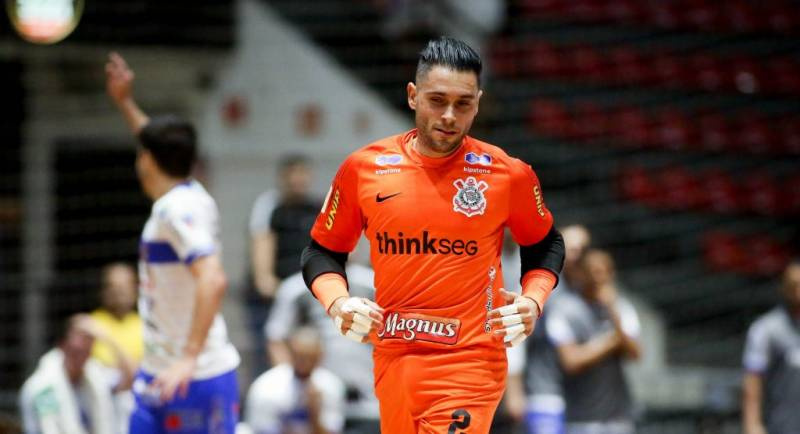 Goleiro bicampeão do mundo pelo Brasil participa de campeonato de futsal amador em Santa Rosa