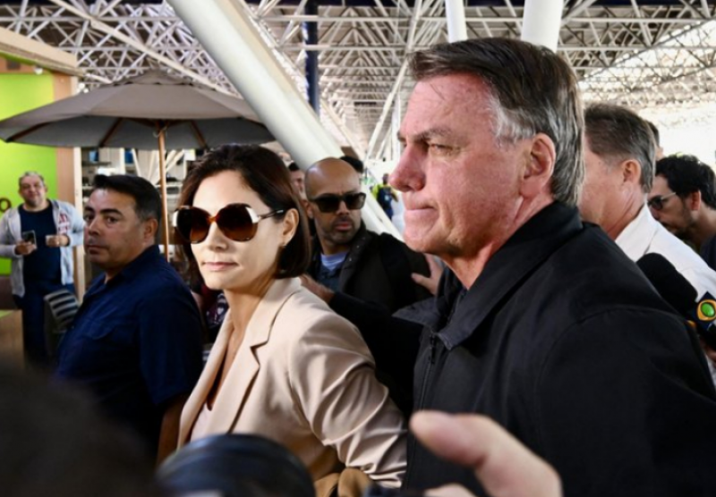 Bolsonaro leva Michelle ao aeroporto e chora por ter sido impedido de ir à posse de Trump