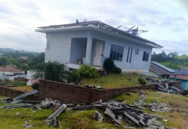 Temporal deixa casas destelhadas e causa alagamentos em Arroio do Meio