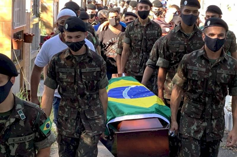 Jovem morto pelas costas é sepultado com honras militares