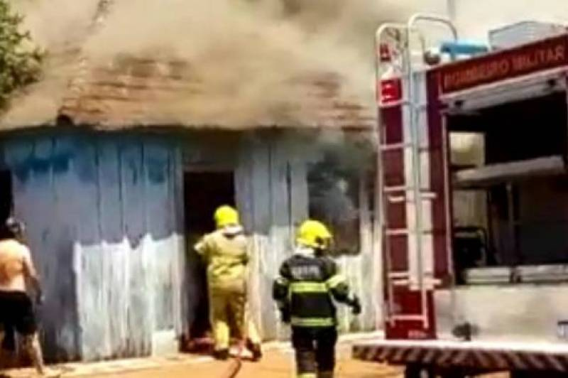 Bombeiros combatem incêndio em residência em Três de Maio