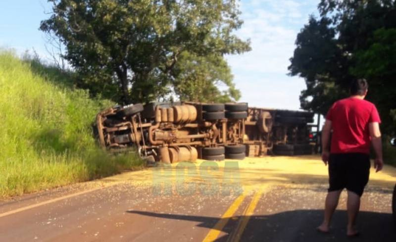 Carreta tomba próximo ao trevo de Catuipe