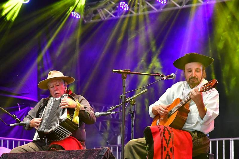 Noite Missioneira com música e tradição na Fenamilho Internacional