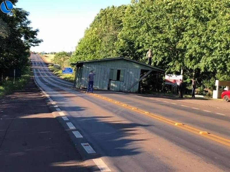 Casa que estava sendo transportada em caminhão cai e bloqueia passagem na ERS-324