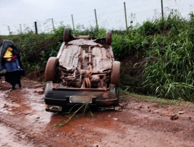 Estradas sem conservação causam capotamento de carro e atolamento de ônibus escolar no interior de Entre-Ijuís
