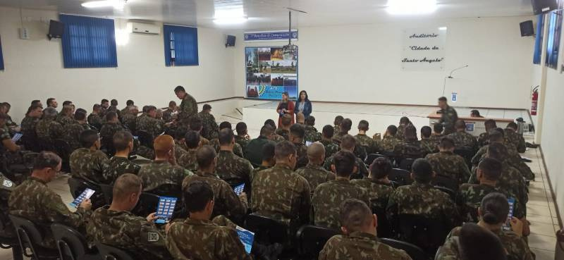 Diretora da URI Santo Ângelo visita 1º Batalhão de Comunicações