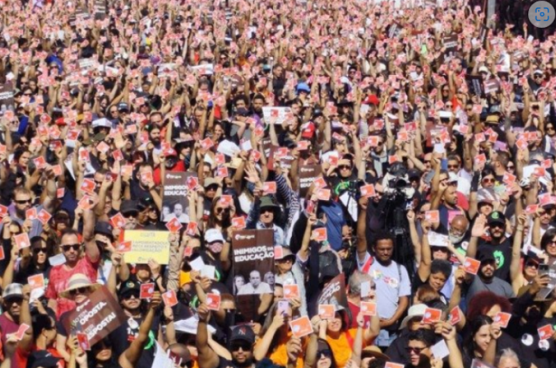 Professores da rede pública do DF entram em greve a partir de segunda