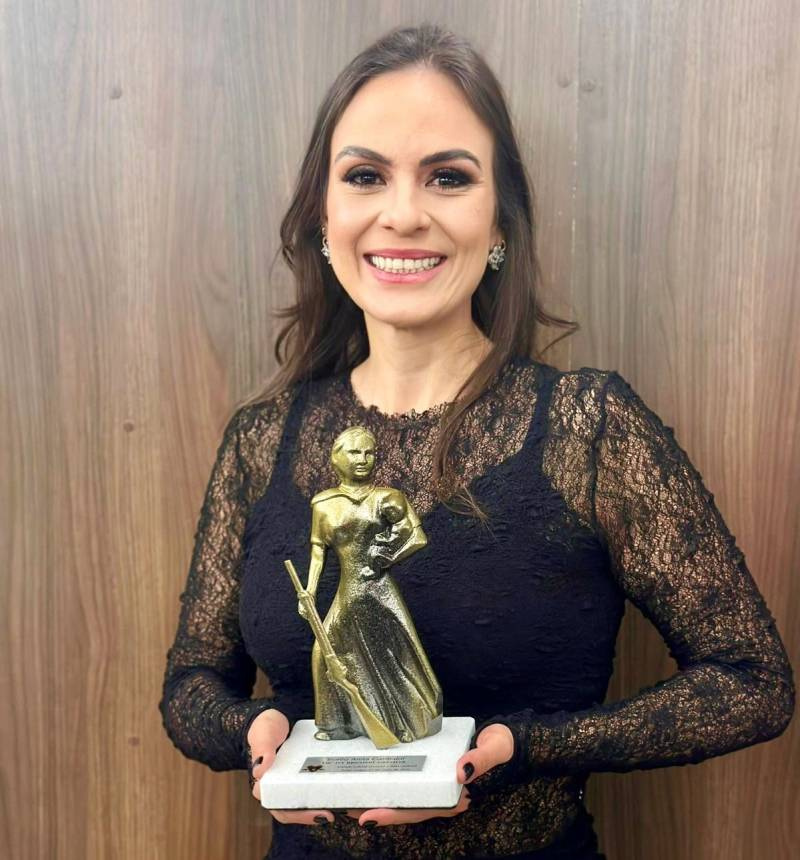 Professora da URI Santo Ângelo recebe troféu Anita Garibaldi