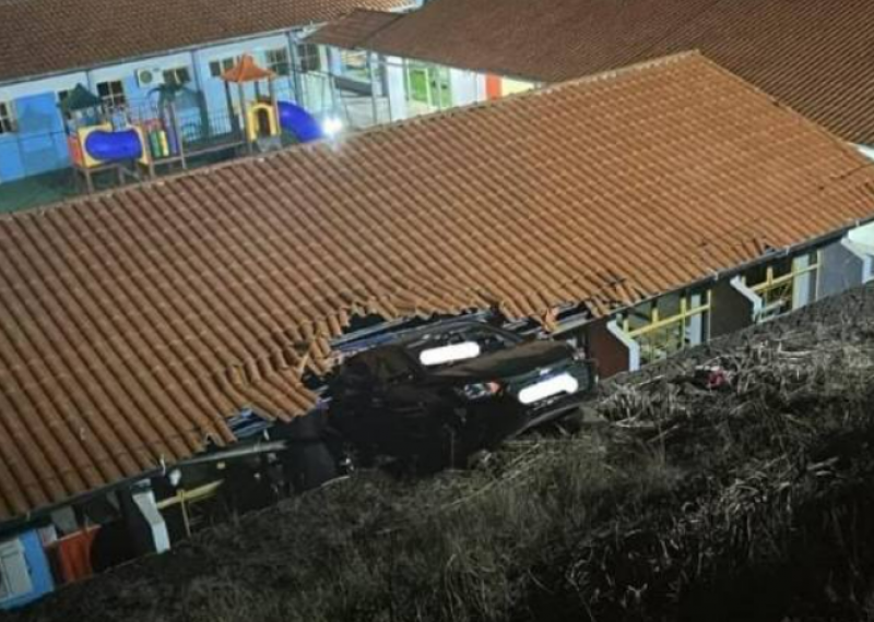 Carro fica suspenso em telhado de escola após saída de pista no Oeste de SC