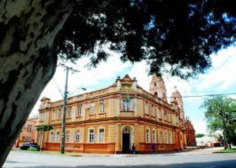 Decreto proibe aulas presenciais na rede municipal, privada, creches e ensino fundamen