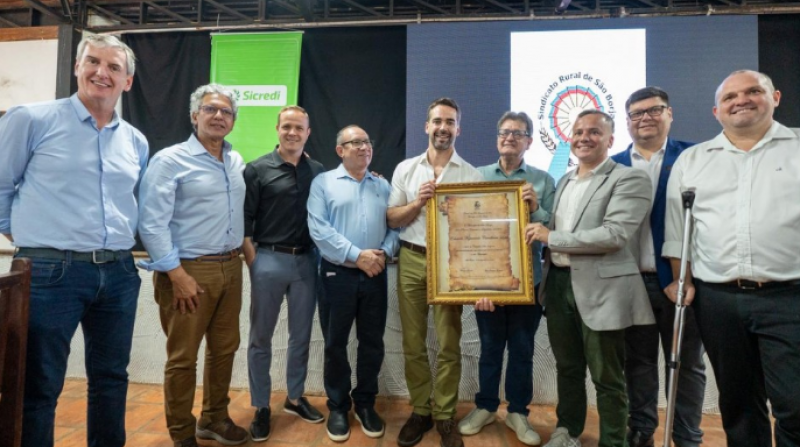 Governador recebe título de cidadão são-borjense durante reunião-almoço da ACISB