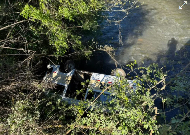 Kombi escolar que transportava nove crianças cai em rio