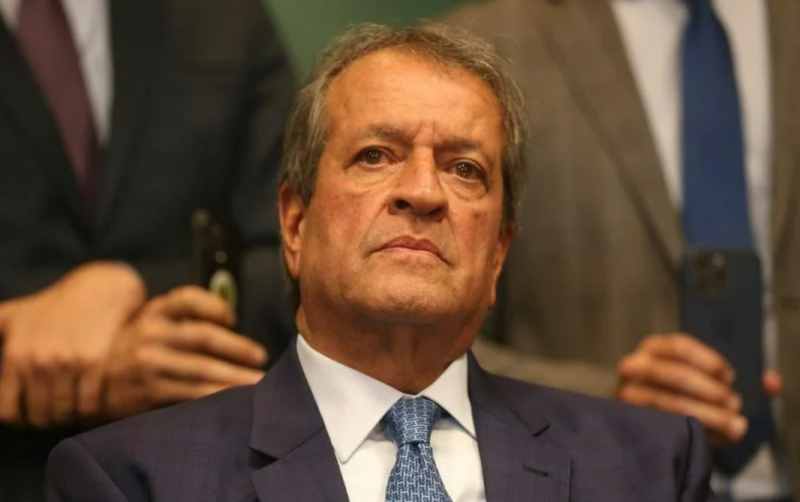 Moraes proíbe visita de presidente do PL a Bolsonaro