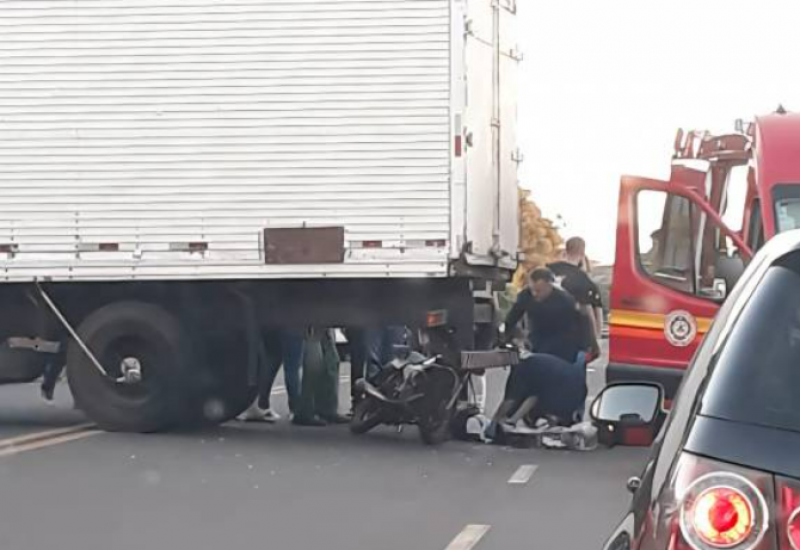Acidente entre caminhão e motocicleta deixa dois jovens feridos em Santa Rosa