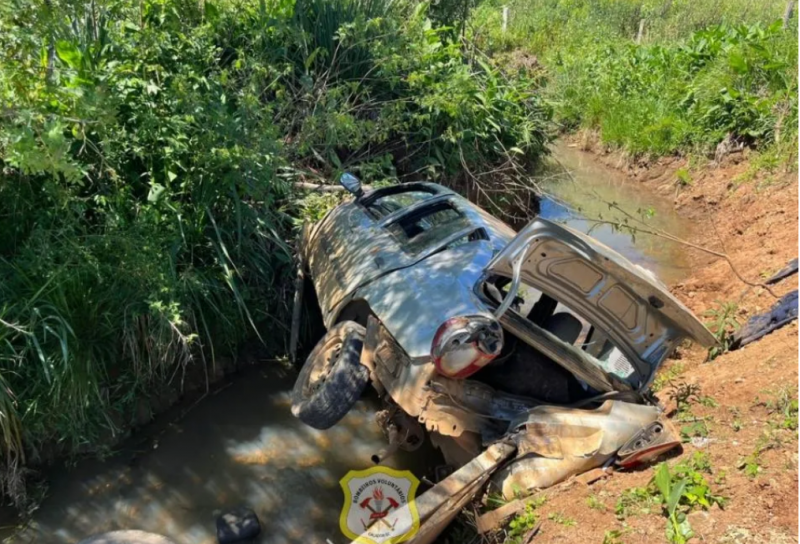 Carro fica atravessado em córrego após sair da pista
