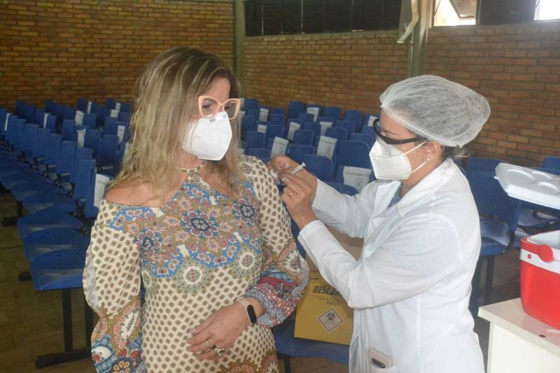 112 trabalhadores da saúde recebem a primeira dose da CoronaVac