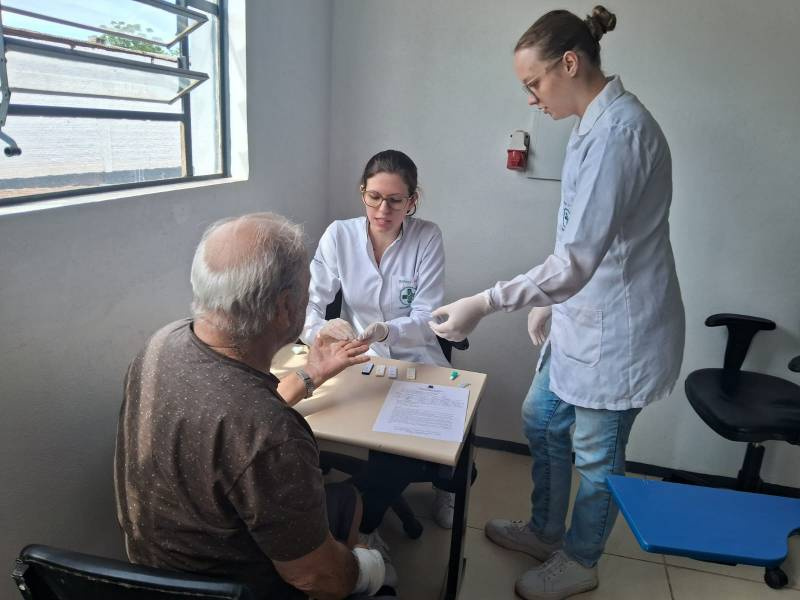 Acadêmicas de Biomedicina promovem ações preventivas durante o Novembro Azul em Santo Ângelo