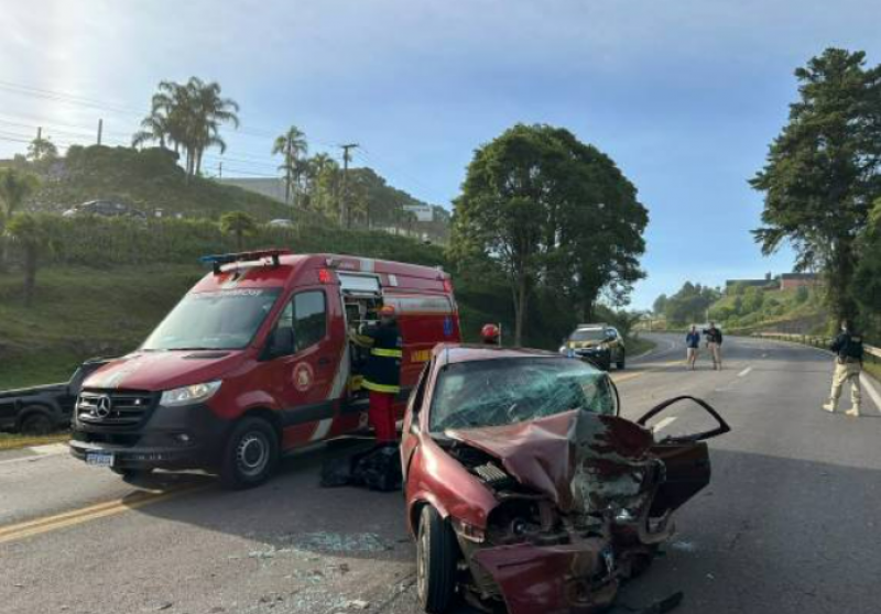 Colisão frontal na BR 470 deixa uma pessoa morta na madrugada deste domingo,30