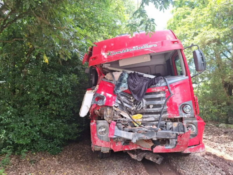 Caminhão sem freio invade cemitério após sair da pista na SC-155 no oeste catarinense