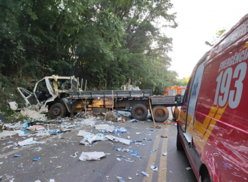 Motorista de caminhão sobrevive a grave acidente na BR 282