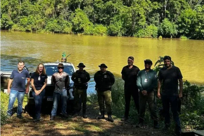 Brigada Militar participa do projeto de repovoamento de alevinos no Rio Uruguai