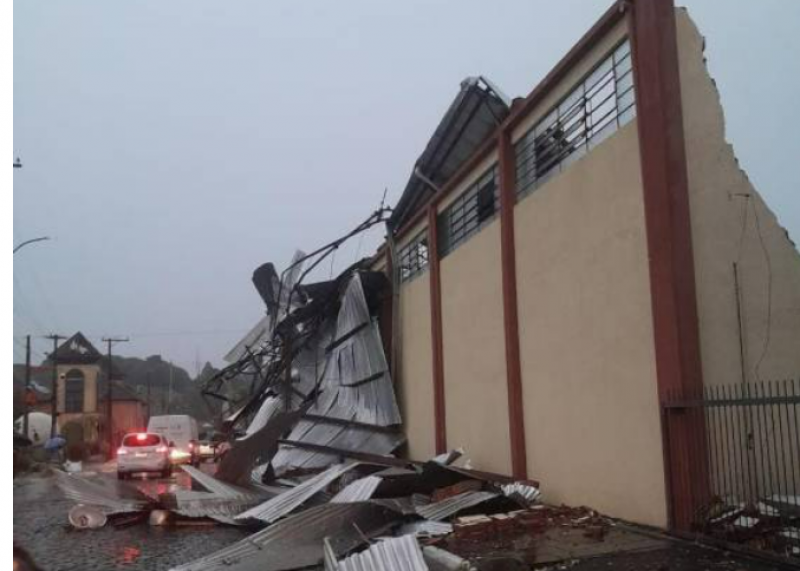 Vendaval causa destruição em Flores da Cunha