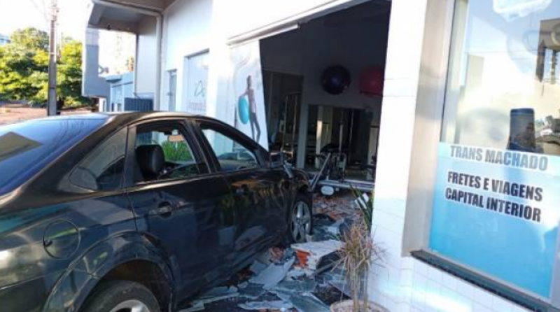 Carro colide em prédio na Rua Soledade, em Crissiumal