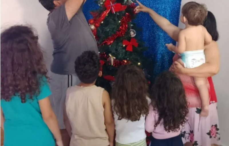 Pela primeira vez em 14 anos, cinco irmãos são adotados pela mesma família em SC