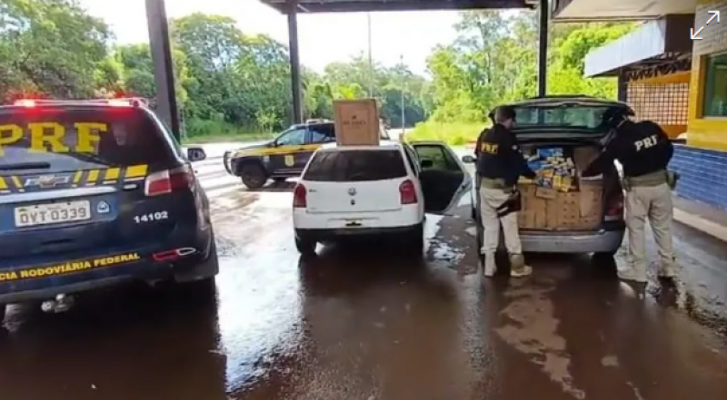 PRF prende dois contrabandistas e apreende veículos carregados de cigarros em Ijuí