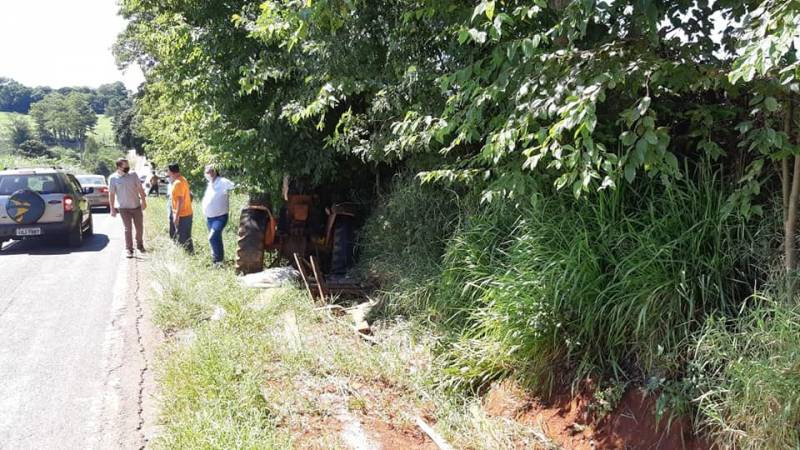 Colisão envolve três carros e trator no Noroeste do RS